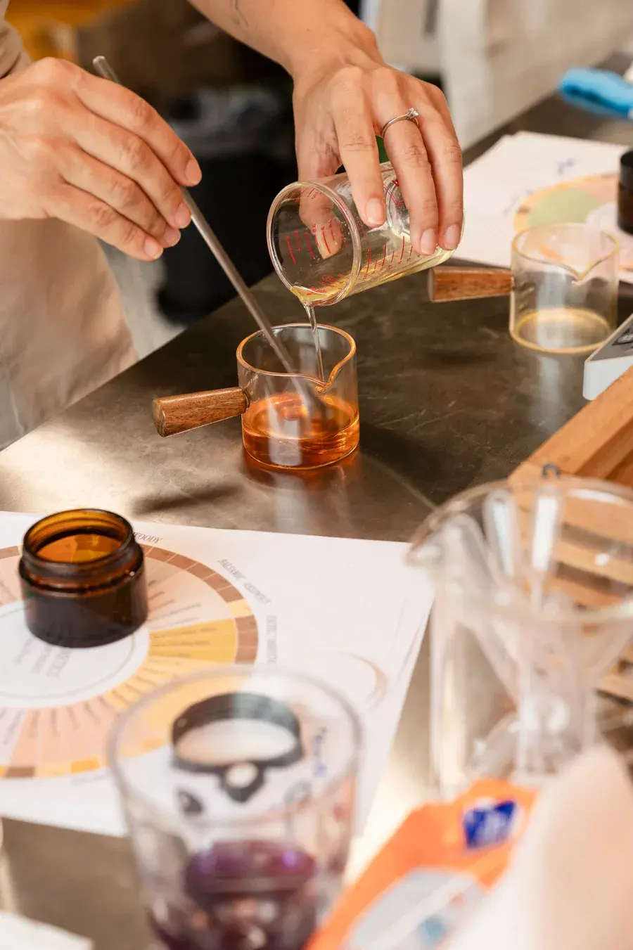 Taller de perfumería botánica en Granada preparando una mezcla de esencias