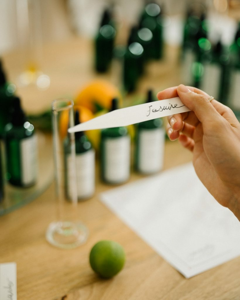 Taller de perfumería botánica en Granada experimentando con esencias