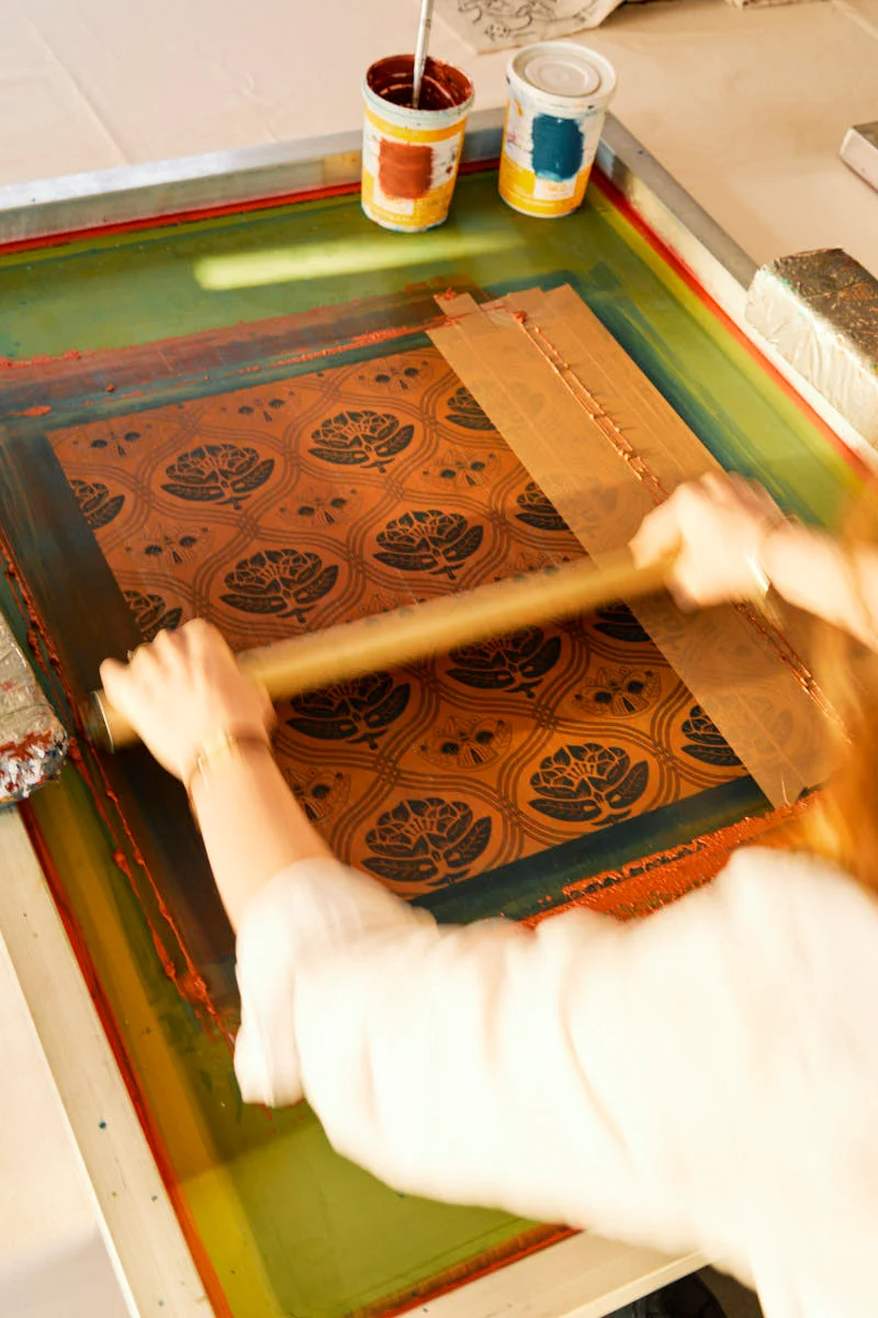 Proceso de estampación serigráfica en taller de serigrafía en Granada