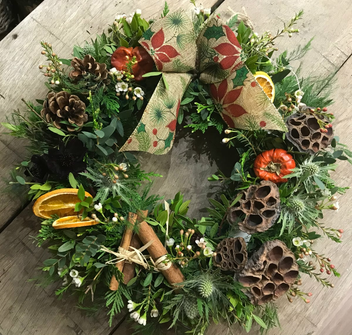 Corona de Adviento y Navidad con flores y elementos naturales realizada en el taller de Soulgarden en Granada