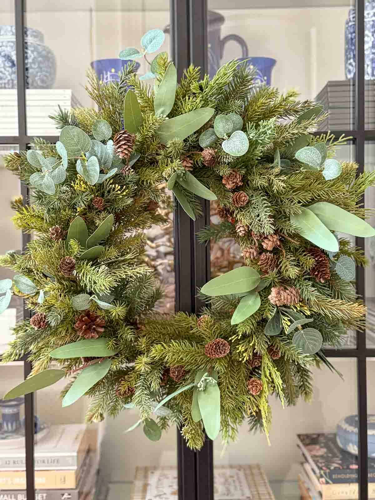 Corona de Navidad natural con coníferas, eucalipto y piñas