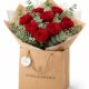 Ramo de rosas rojas con eucalipto y paniculata en bolsa kraft de Soulgarden