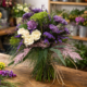Ramo de flores moradas y blancas para el 8M Día de la Mujer, diseño artesanal de Floristería Soulgarden