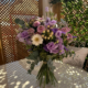 Ramo Malva Belle Soulgarden con lisianthus malva, gerbera blanca y flores lilas.